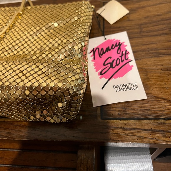 BEAUTIFUL NANCY SCOTT GOLD SEQUINED PURSE IN PRISTINE NEW CONDITION. - Picture 4 of 8